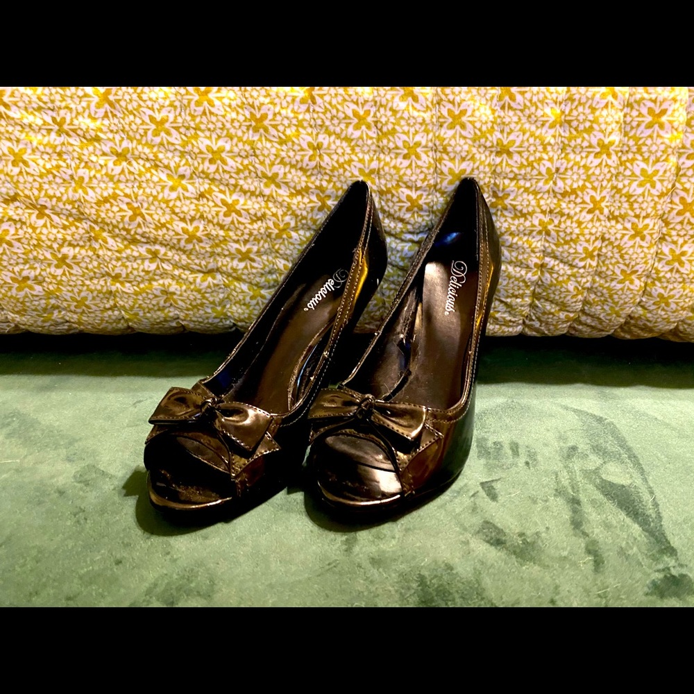 Delicious Pinup Pumps, black patent leather w bow